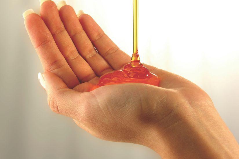 Um deine Hände auf natürliche Weise zu reinigen und zu pflegen. Eine Hand mit Seife.