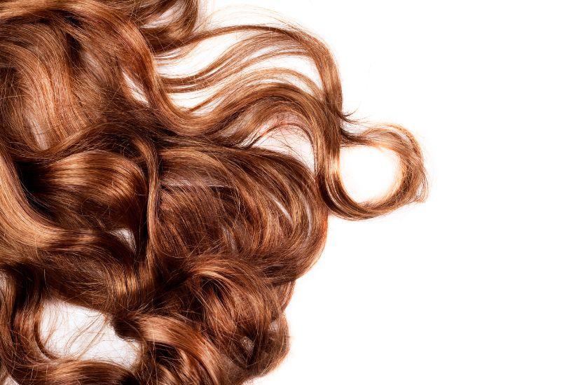 Sie enthält viele Vitamine und Nährstoffe, weshalb sie auch ideal für die Haarpflege ist. Wallende Haare.