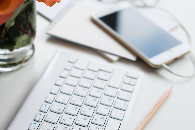 Priorisiere deine Ziele. Computer und Smartphone zur Planung.