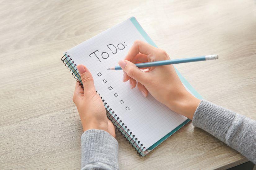 Setze klare finanzielle Ziele. Eine To-Do-Liste, auf der Ziele festgehalten werden.