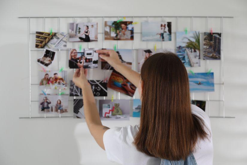Stattdessen sollten wir die Chance nutzen, aus unseren Erfahrungen – egal ob positiv oder negativ – zu lernen. Person, die ein Vision Board erstellt.