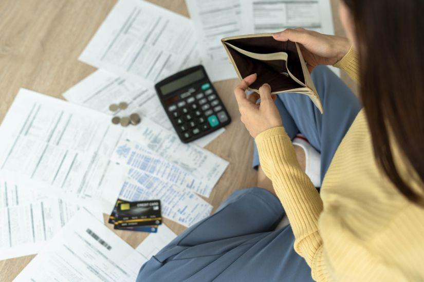 Nachdem du dein bestes Budget-Tool für Anfängerinnen ausgewählt hast, starte mit kleinen Schritten. Ein Bild einer Person, die ihr Budget im Tool einträgt.