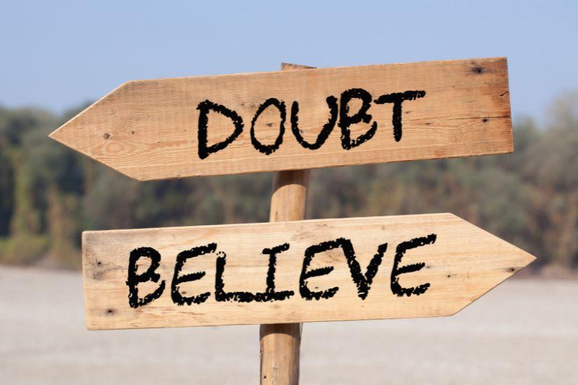 Vielleicht hast du mich das schon einmal sagen hören: Unsere Gedanken sind wichtig. Zettel mit negativen und positiven Glaubenssätzen.