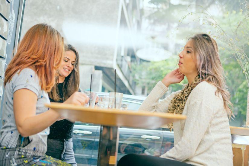 Geldprobleme anderer Frauen zeigen: Du bist nicht allein. Und du musst da nicht allein durch. Drei Frauen unterschiedlichen Alters in Alltagssituation.