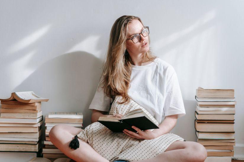 Wenn du mehrere Schulden hast – zum Beispiel Kredite oder andere finanzielle Verpflichtungen –, ist der erste Schritt: Verschaffe dir einen klaren Überblick. , die ein Buch über Finanzen liest.
