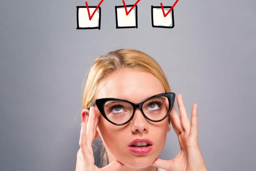 Egal, für welche Methode du dich entscheidest – wenn sie für dich funktioniert, ist es die richtige. Frau mit Checkliste.